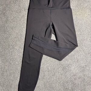 (8) Lululemon mesh black leggings
